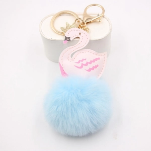 Porte-clés cygne en peluche avec pompon bleu clair et cygne rose sur support de vente
