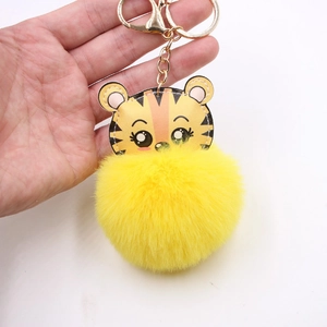 Porte-clés tigre en cuir avec grand pompon en fausse fourrure jaune et métal doré
