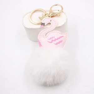 Détail du porte-clés cygne en cuir rose avec pompon blanc et mousqueton doré brillant