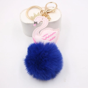 Détail du pendentif cygne rose avec couronne et pompon en fausse fourrure bleu royal