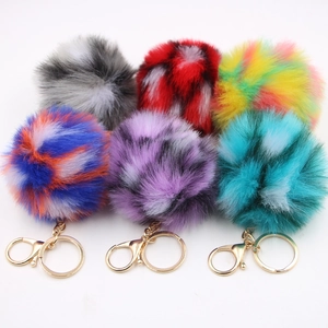 Portachiavi con palline di peluche a pois colorati con chiusure a moschettone dorate