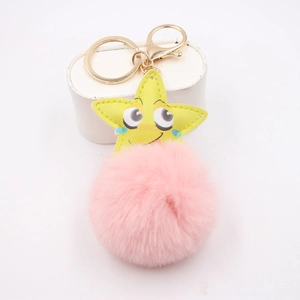 Nahaufnahme von gelbem Leder-Sternanhänger mit rosa Pelzbommel und goldener Kette