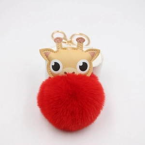 Porte-clés pompon girafe avec tête en cuir beige et boule de fausse fourrure rouge