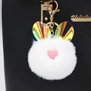 Portachiavi con pompon bianco, orecchie di coniglio olografiche e gancio in metallo oro