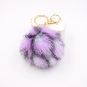 Portachiavi con pompon di peluche a pois a righe viola e grigie e anello dorato
