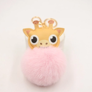 Porte-clés girafe mignon avec pompon rose et anneau doré sur support de présentation