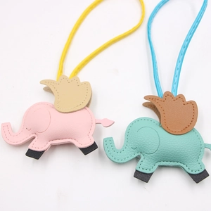Pendentifs de sac éléphant mignon en cuir rose et vert avec cordons colorés