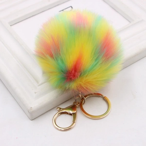 Portachiavi con pompon in ecopelliccia arcobaleno con moschettone dorato per borse