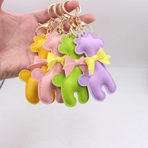 Süße Giraffen-Schlüsselanhänger aus PU-Leder mit Schleife und goldenem Schlüsselring