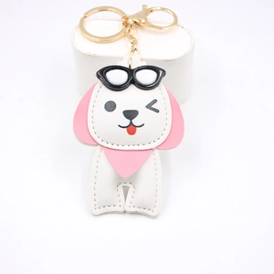 Pendentif de sac chien en cuir avec lunettes de soleil sur support blanc