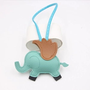 Vue détaillée du bijou de sac éléphant en cuir turquoise avec des ailes marron