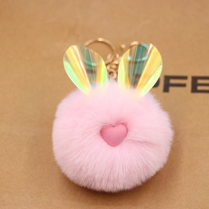 Dettaglio del portachiavi a cuore rosa soffice con orecchie di coniglio iridescenti