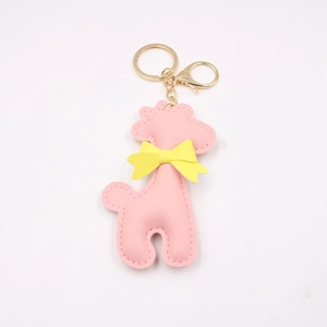 Detailansicht der Giraffe-Schlüsselanhänger aus rosa PU-Leder mit gelber Schleife