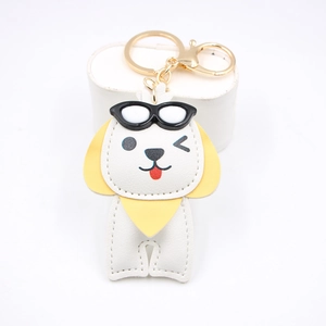 Détail du porte-clés chien en cuir avec lunettes de soleil et coutures précises