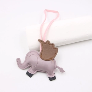 Charm de sac en cuir violet en forme d'éléphant fait main avec des coutures précises