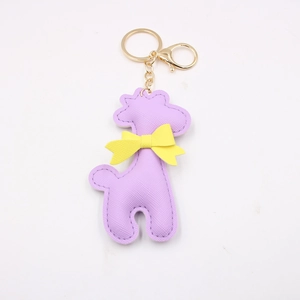 Lila Giraffe Schlüsselanhänger aus Leder mit gelber Schleife und goldenem Karabiner