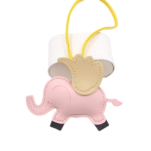 Bijou de sac éléphant en cuir rose avec cordon jaune et détails de couture beige