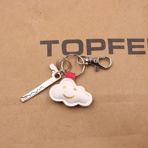 Lächelnde Wolke Leder Schlüsselanhänger mit Metall Flaschenöffner und Karabiner auf Karton
