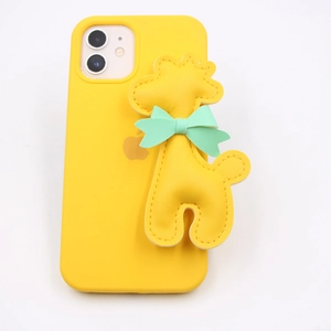 Dettaglio custodia in silicone giallo con giraffa 3D e fiocchetto verde menta