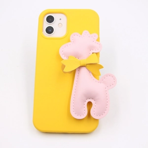 Custodia per telefono gialla in silicone con ciondolo a forma di giraffa in pelle rosa