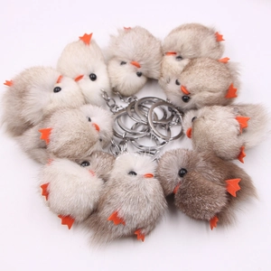 Porte-clés poussin en fourrure véritable en beige et gris avec anneau métallique