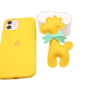 Ciondolo per telefono a giraffa in pelle gialla con fiocco verde e dettagli di cucitura precisi