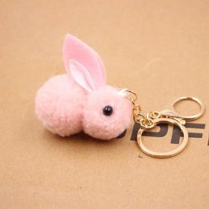 Porte-clés lapin en peluche rose avec oreilles douces et attache en métal doré