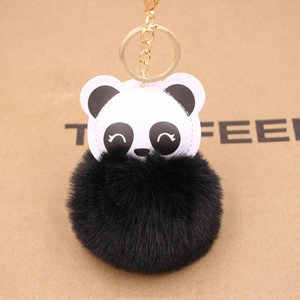 Detailansicht Panda-Plüsch-Schlüsselanhänger mit schwarzem Kunstfellball und Gold-Karabiner
