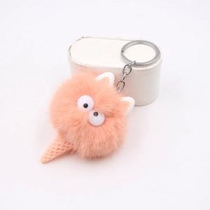 Dettaglio di un portachiavi in peluche rosa corallo con cono gelato e anello in metallo