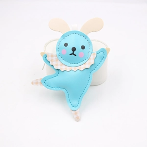 Ciondolo coniglio ballerina in pelle blu con volant a quadri su un supporto bianco chic