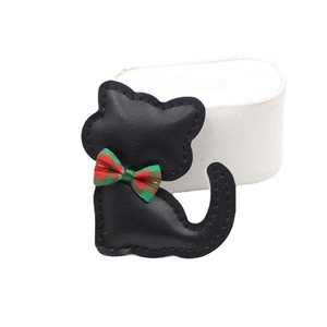 Lindo colgante de gato de cuero sintético negro con lazo de cuadros para bolsos y accesorios