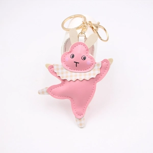 Détail du porte-clés lapin de ballet en cuir PU rose avec foulard à carreaux jaune et fermoir doré