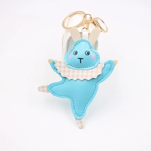 Détail du porte-clés lapin en cuir bleu clair avec volant à carreaux et anneau doré
