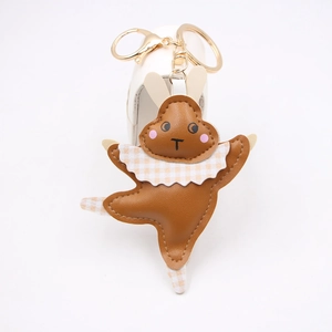 Détail d'un porte-clés lapin en cuir marron avec anneau doré et finitions à carreaux