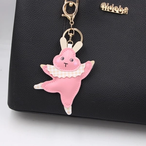 Porte-clés lapin de ballet en cuir rose avec fermoir doré sur sac noir