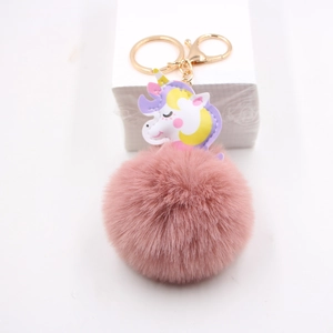Detailansicht eines rosa Plüsch-Schlüsselanhängers mit Einhorn-Lederanhänger und Goldring