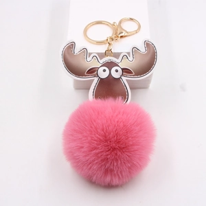 Détail d'un porte-clés renne en cuir PU marron avec pompon en fourrure synthétique rose