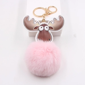 Détail du porte-clés élan avec boucle en métal doré et grand pompon en fausse fourrure rose