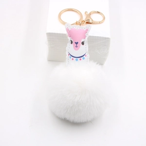 Détail du porte-clés alpaga en cuir rose avec pompon blanc et mousqueton doré