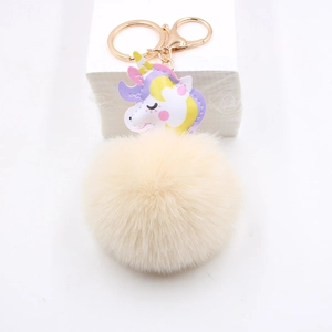 Detailansicht Einhorn-Schlüsselanhänger mit cremefarbenem Plüschball und goldener Schließe