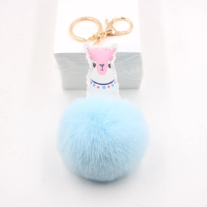 Détail d'un porte-clés pompon bleu clair avec alpaga rose et fermoir mousqueton doré chic