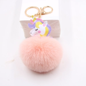 Detailansicht eines rosa Pelz-Bommel-Einhorn-Schlüsselanhängers mit goldenem Haken