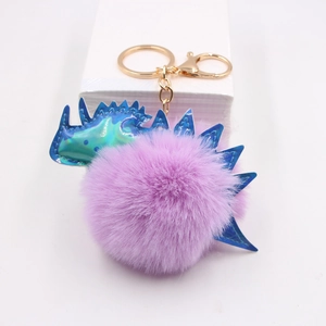 Détail d'un porte-clés dinosaure en fausse fourrure violette avec écailles irisées