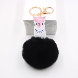 Détail du porte-clés alpaga avec pompon noir et mousqueton en métal doré