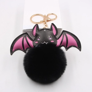 Porte-clés chauve-souris en peluche noire avec détails roses et anneau doré