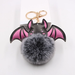 Porte-clés pompon chauve-souris gothique en peluche avec fermoir en métal doré