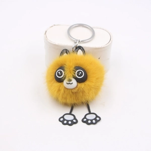 Gros plan détaillé d'un porte-clés peluche raton laveur jaune avec anneau argent