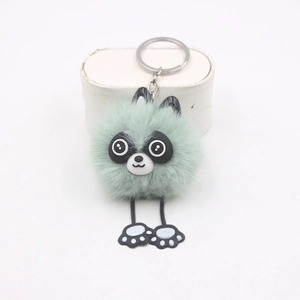 Détail du porte-clés raton laveur en peluche verte avec anneau en métal argenté