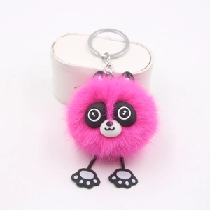 Vue détaillée du porte-clés raton laveur en peluche rose avec anneau en métal argenté