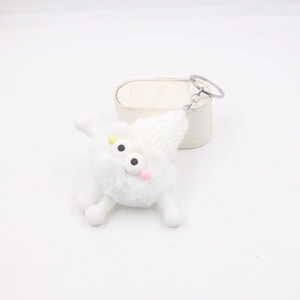 Détail du porte-clés monstre en peluche blanche avec pattes à ressort et clip métal